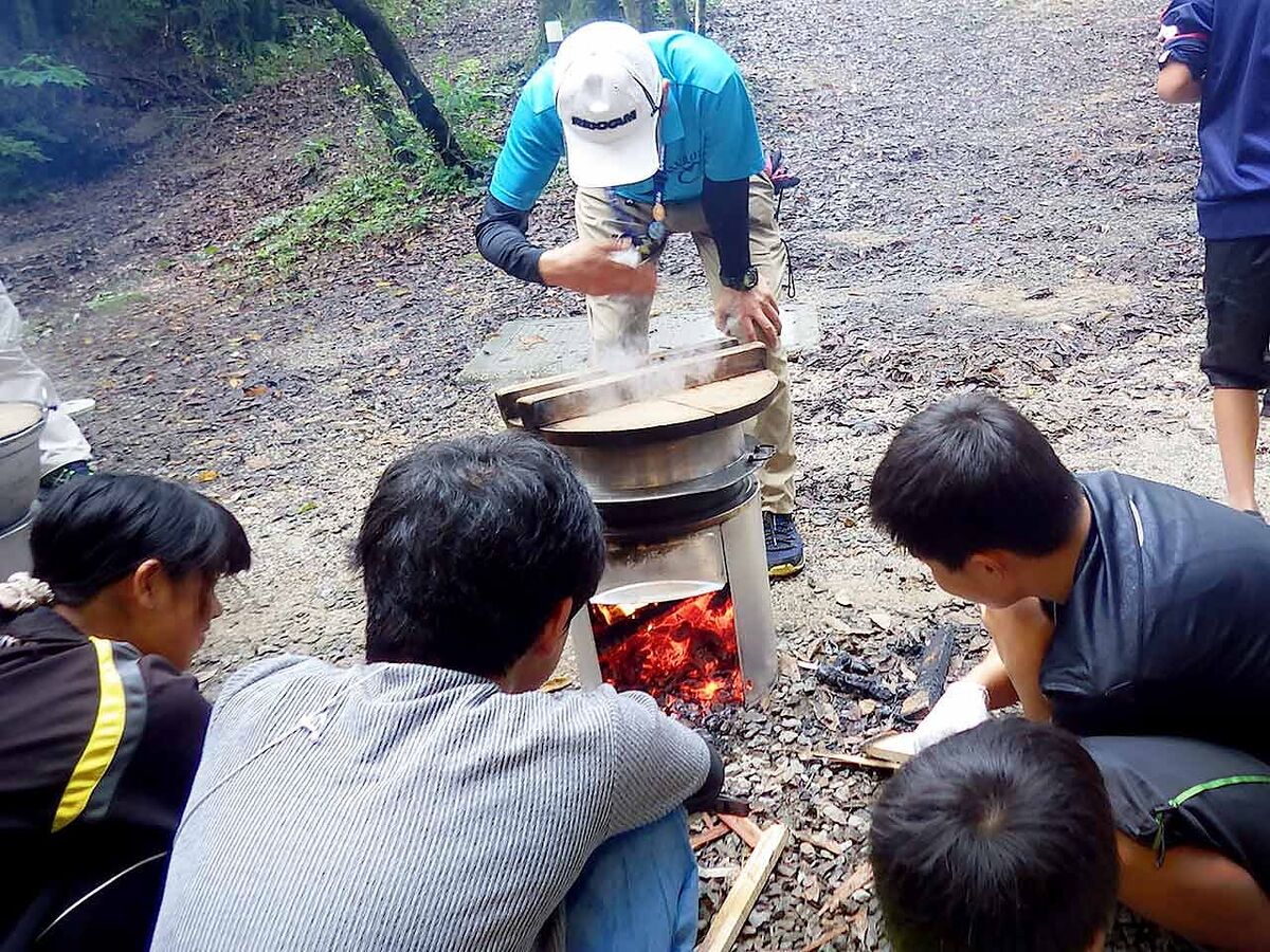 子どもたちが防災キャンプをしている画像