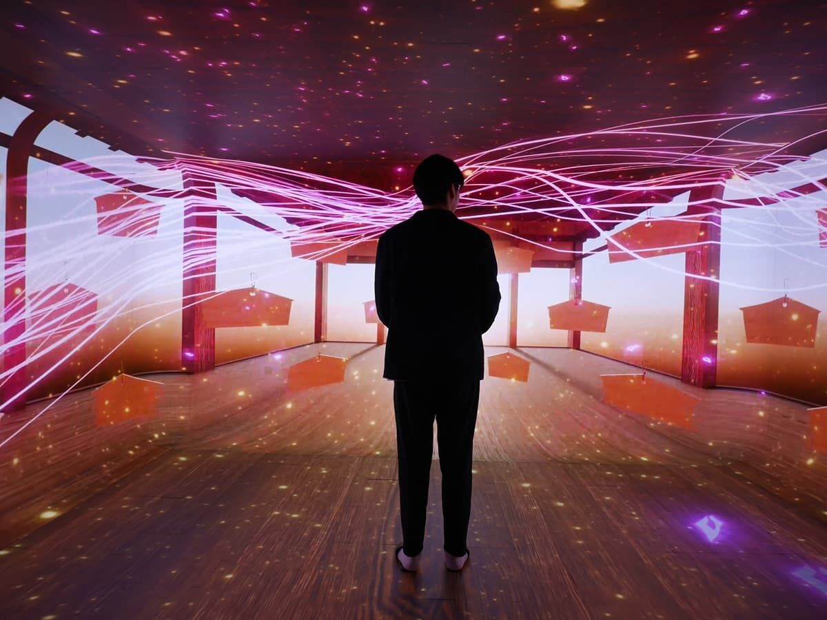 絵馬が空間いっぱいに広がるバーチャル神社の様子