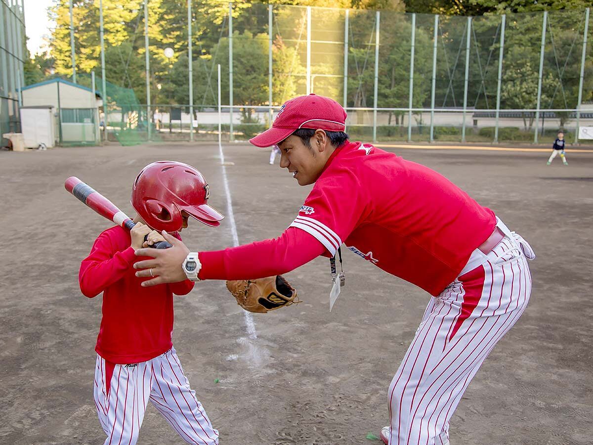 指導員の安齋さんが男の子に直接指導をしている画像