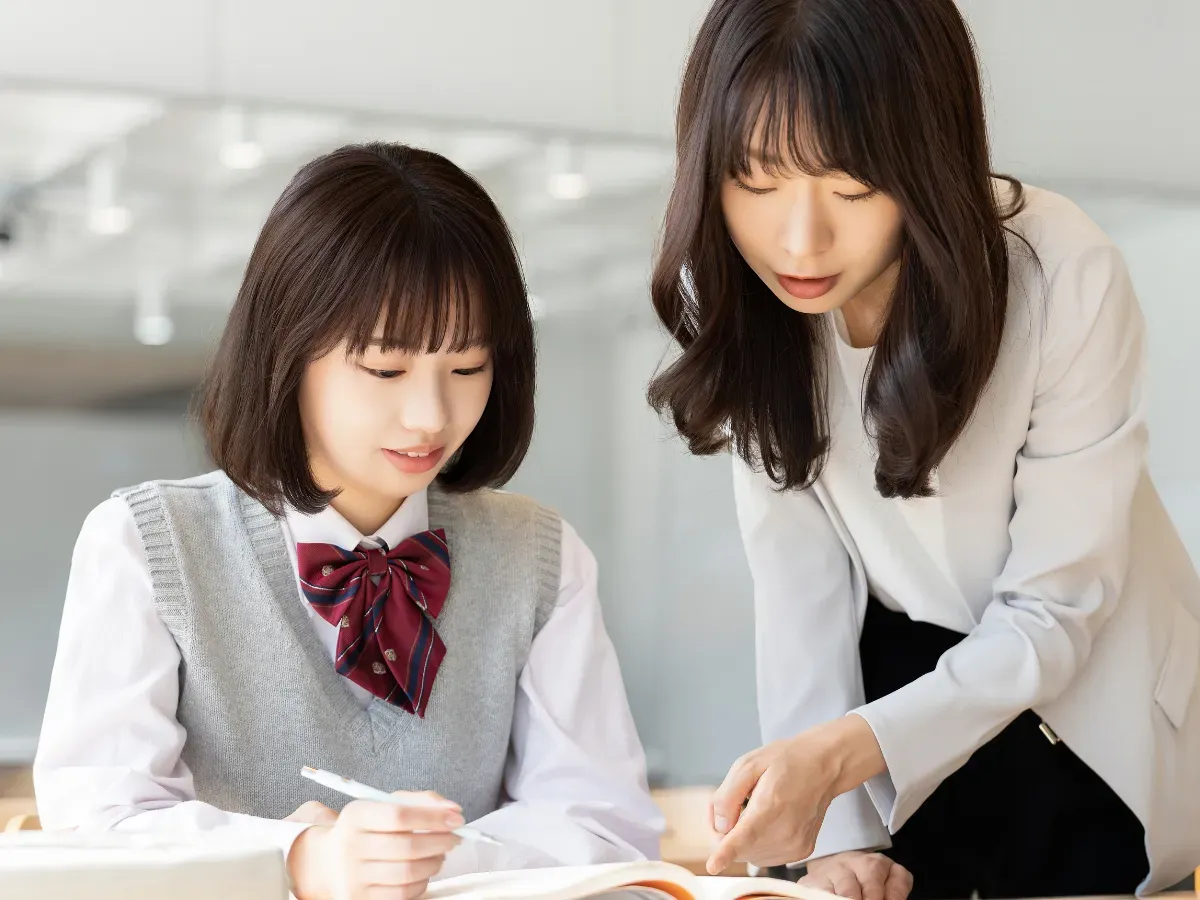 塾で指導を受ける高校生