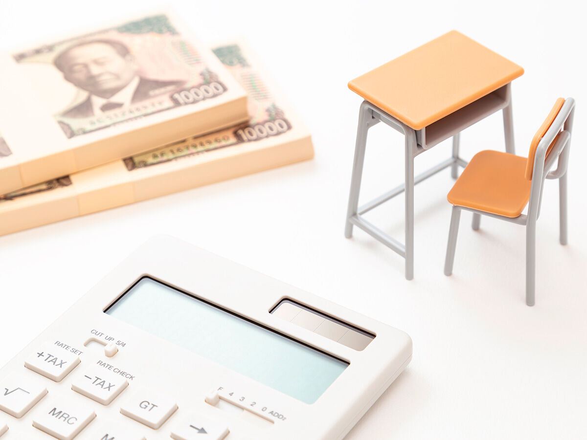 電卓とお金の画像