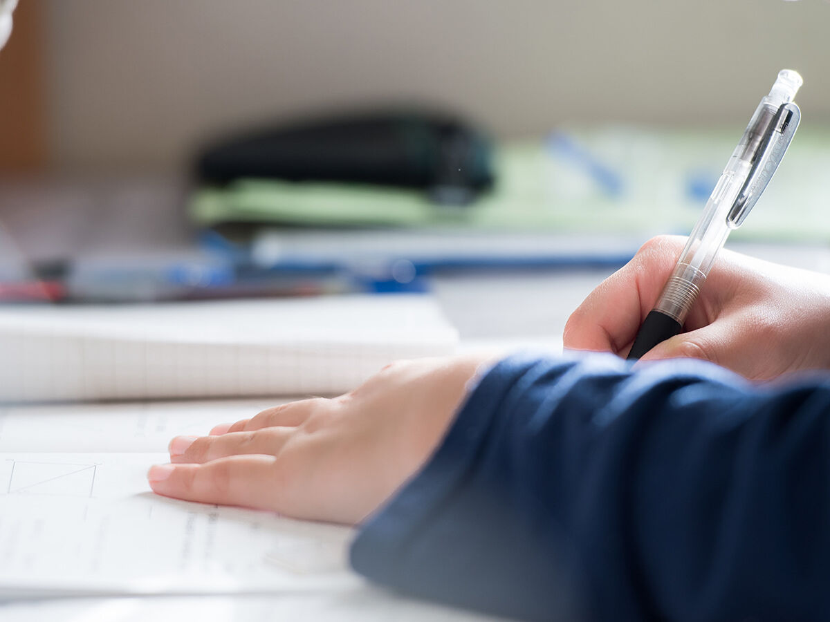 自宅で復習している中3生の画像