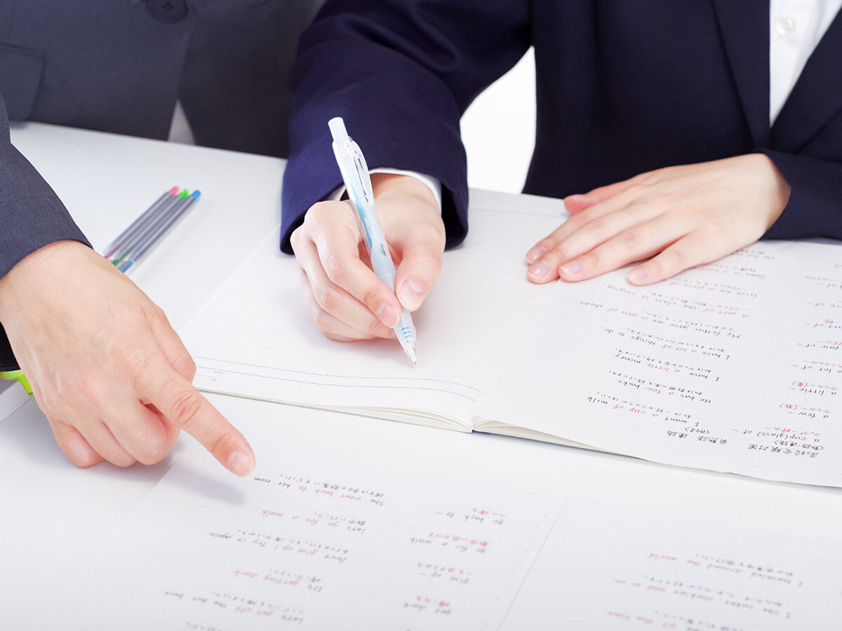 英検対策できる塾で講師が指導している画像