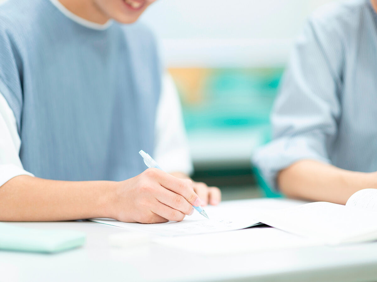 冬期講習を受けている高校生の画像