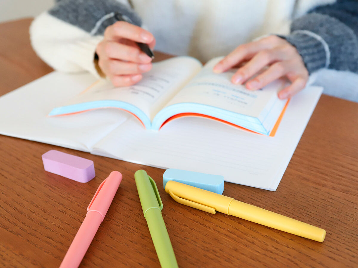 勉強している学生の画像