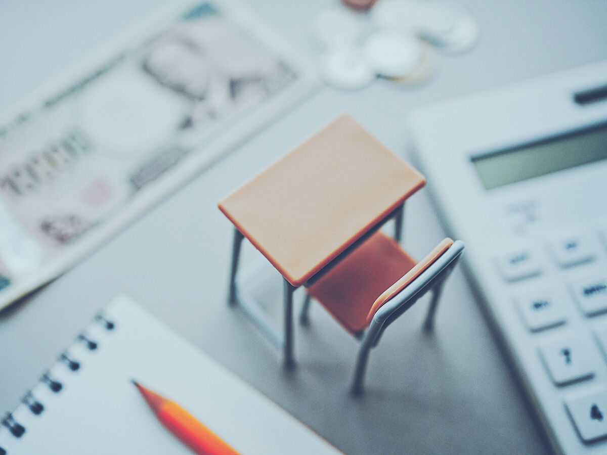 机と電卓の画像