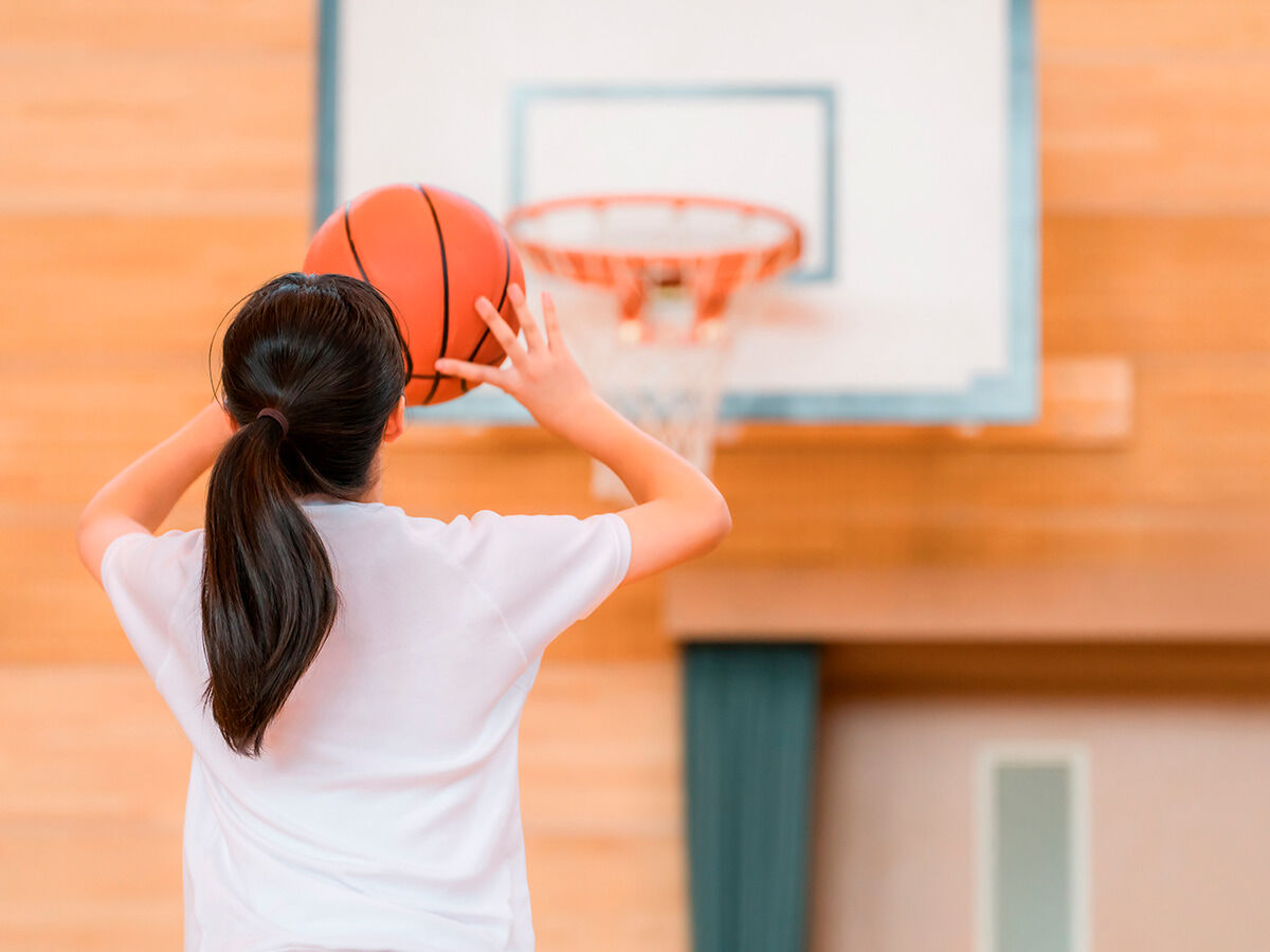 部活動をしている学生の画像