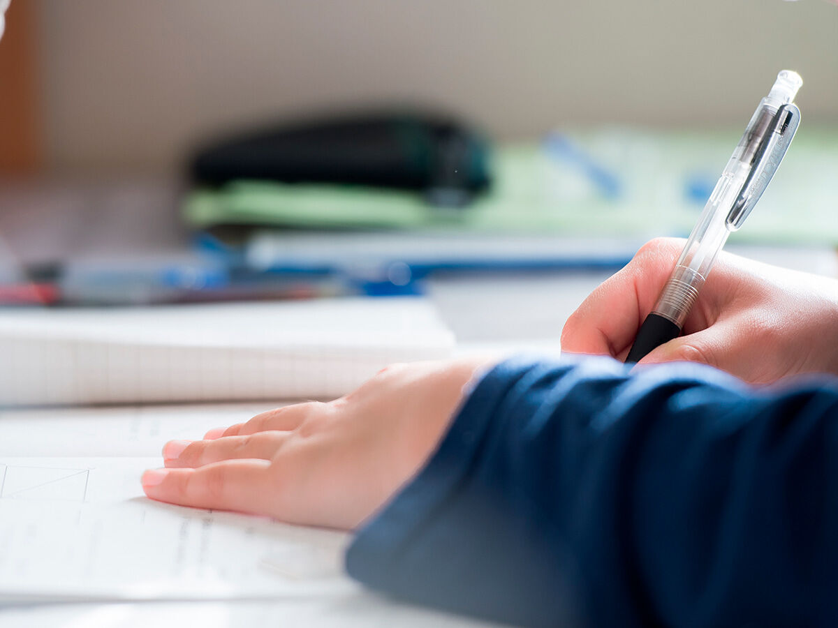 勉強している学生の画像