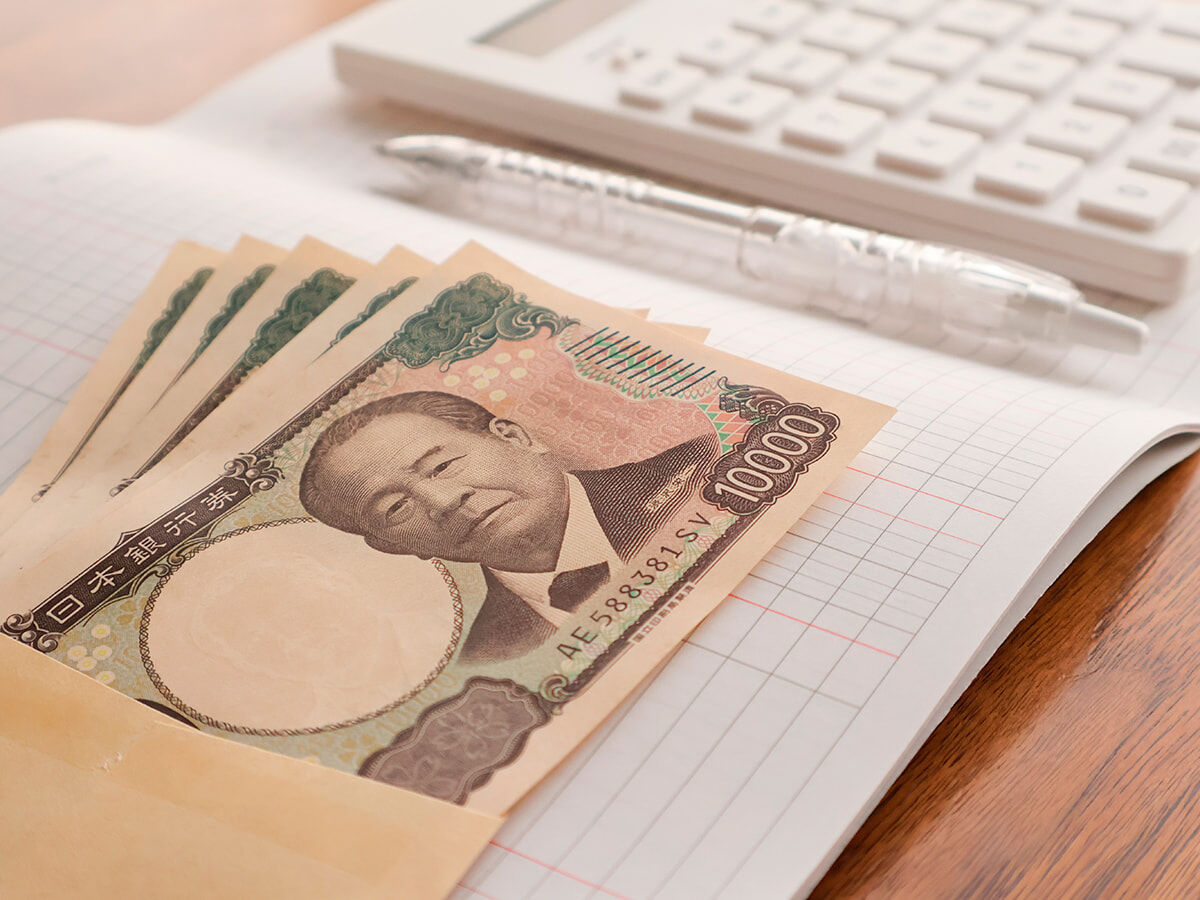 お金と電卓の画像