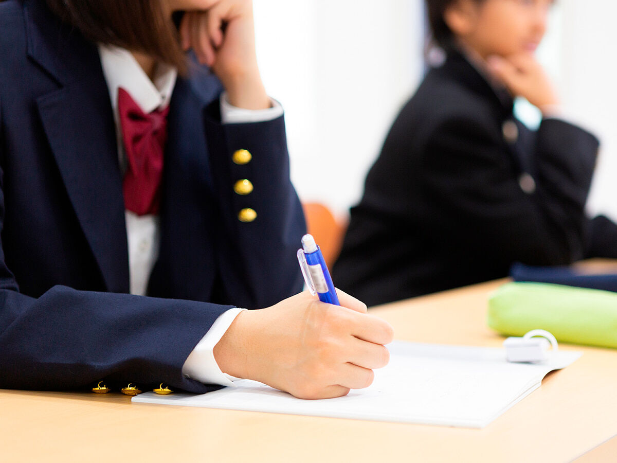 授業を受けている中学生の画像