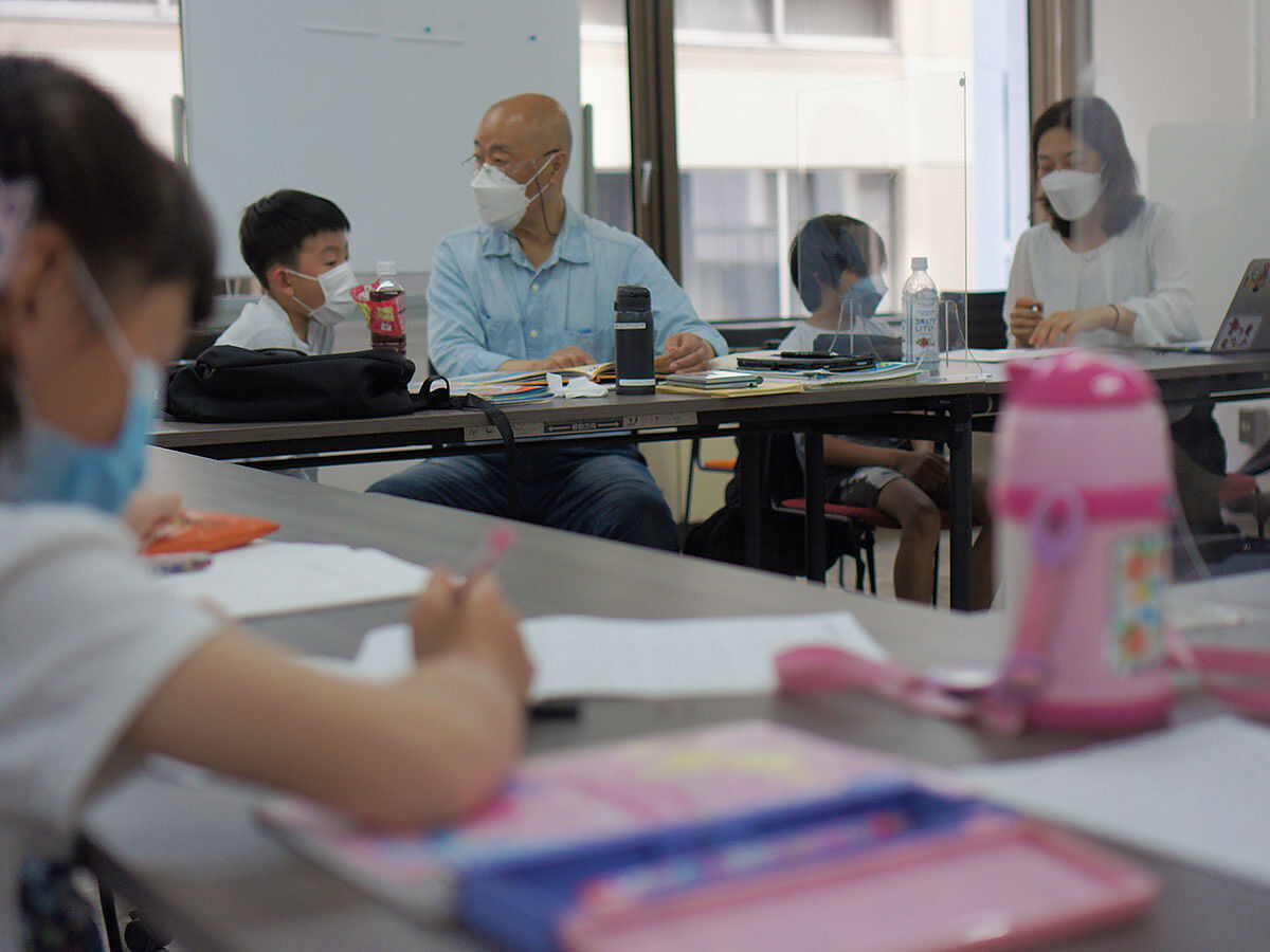 教室内で子どもたちが勉強している画像