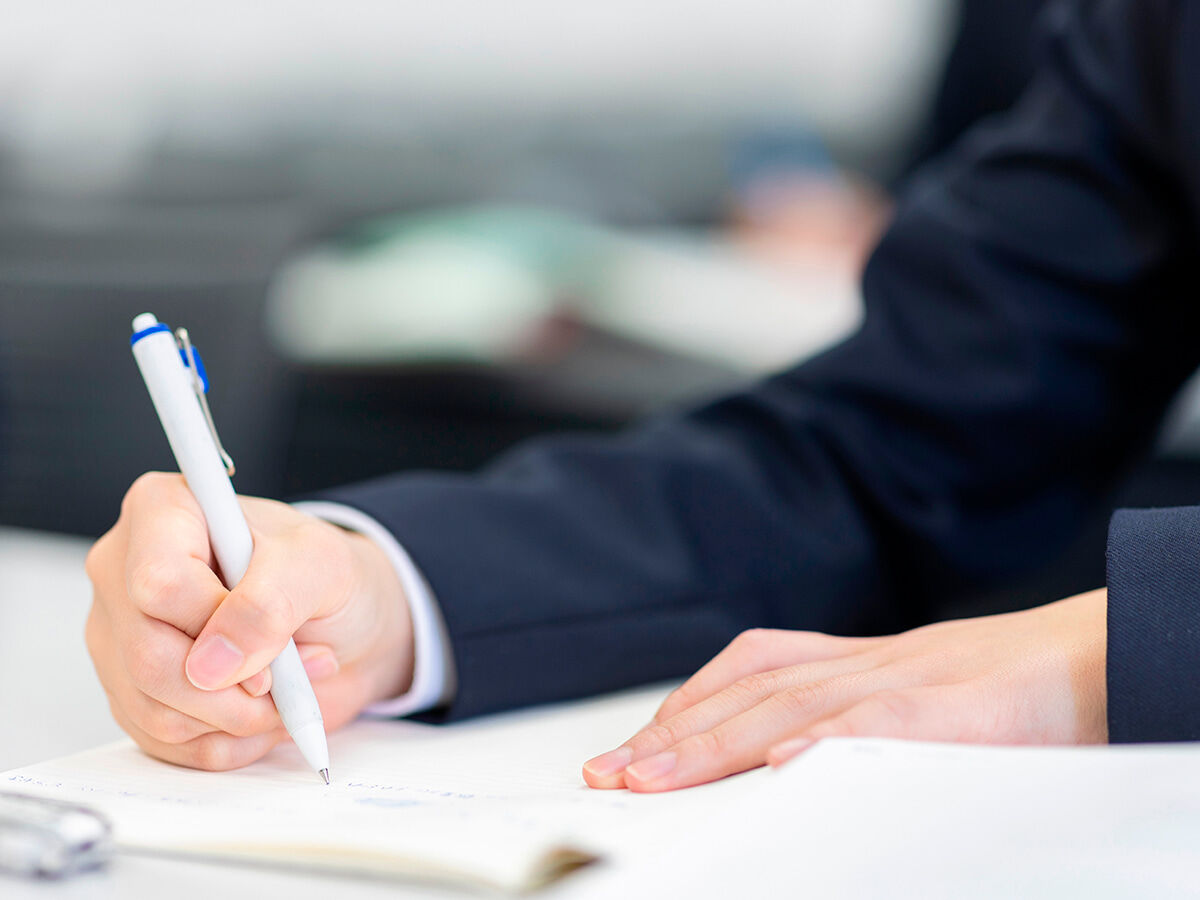 勉強している学生の画像