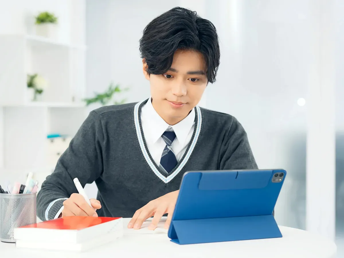 タブレットで勉強する男子学生