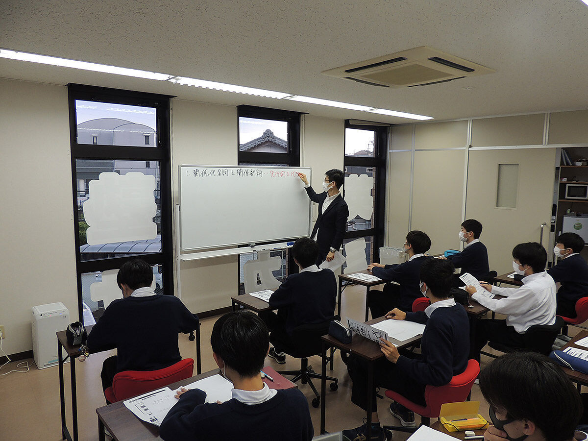 たくさん生徒がいる授業の画像