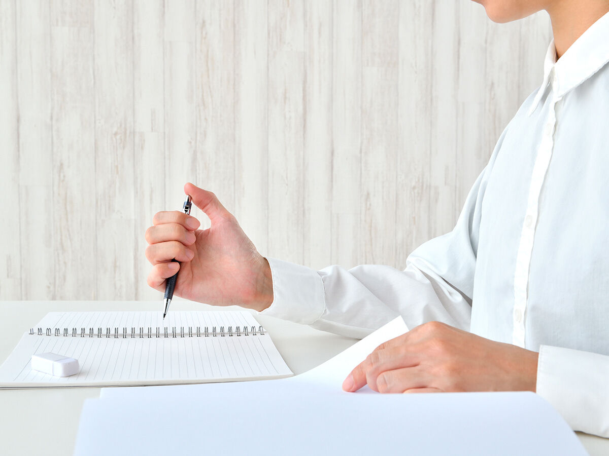 勉強している学生の画像