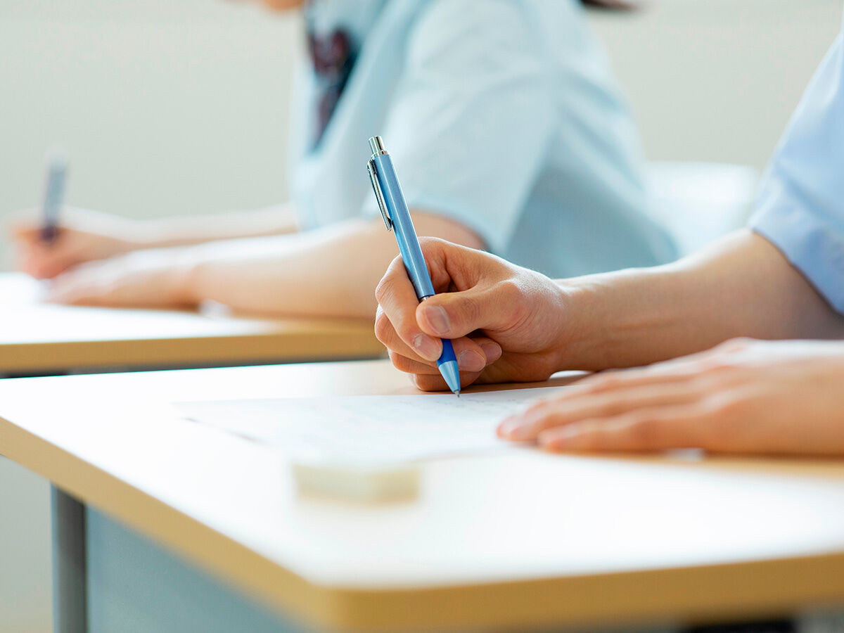 塾で勉強している学生の画像