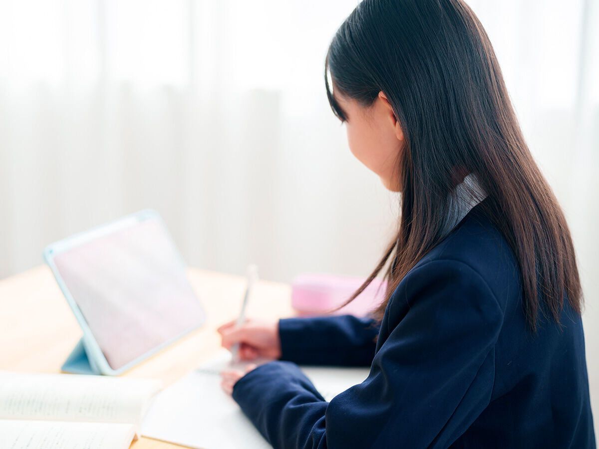 オンライン塾で勉強している学生の画像