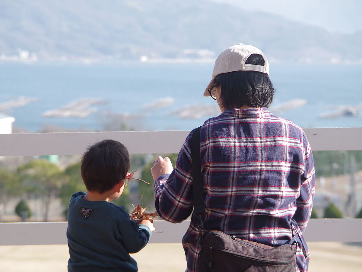 水晶の森に親子がいる画像