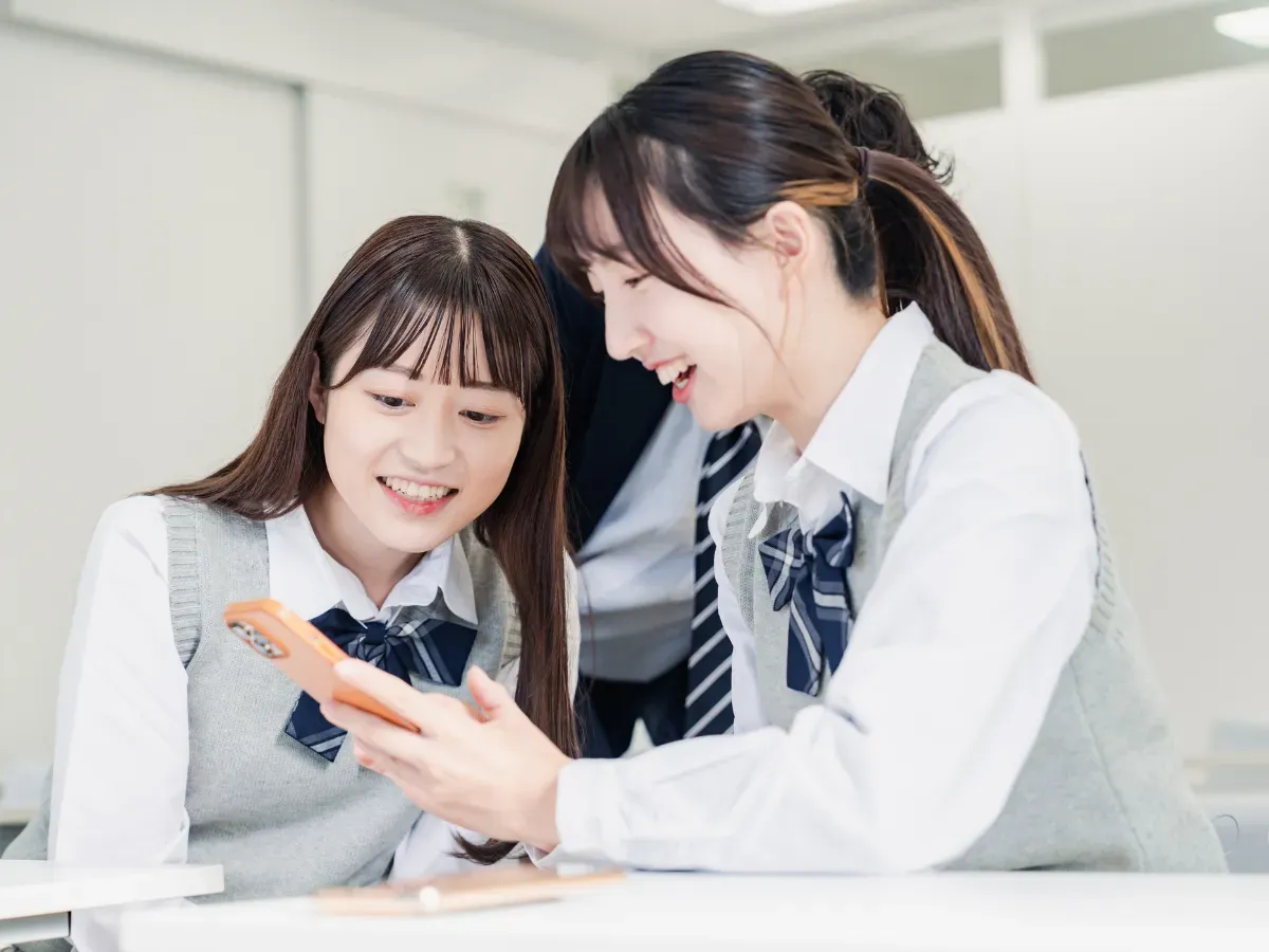 休み時間を過ごす学生