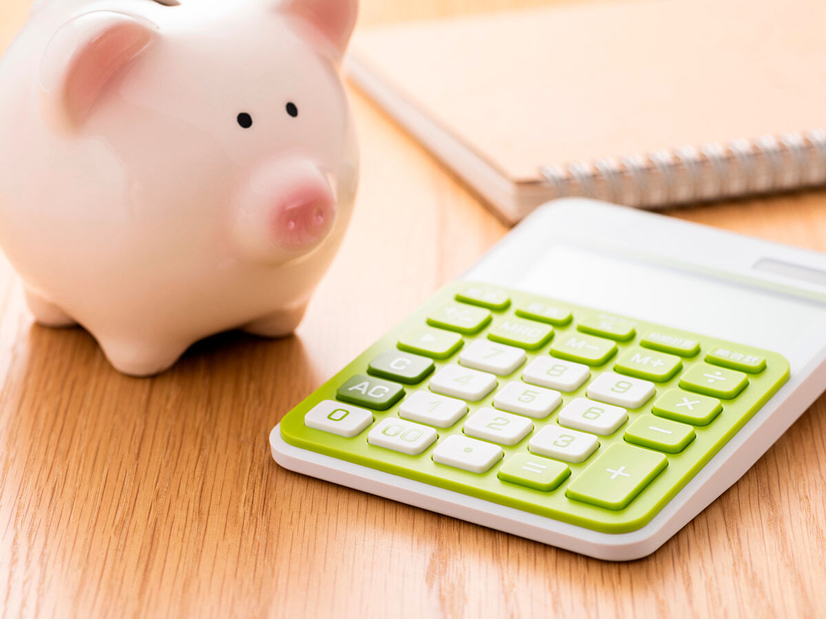 貯金箱と電卓の画像