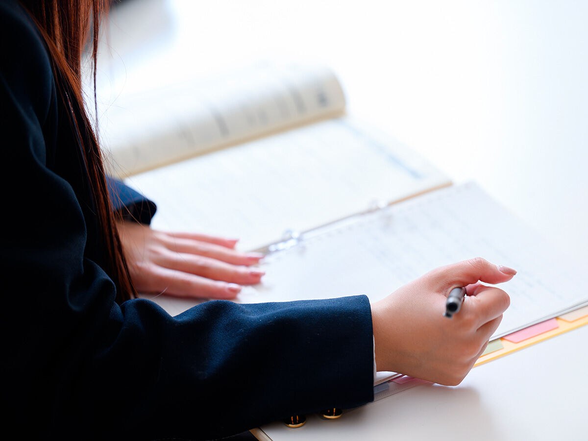 勉強している学生の画像