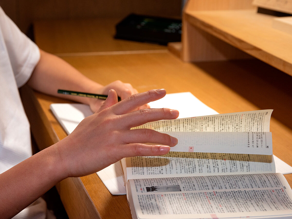 不登校の中学生がオンライン塾に通うイメージ画像