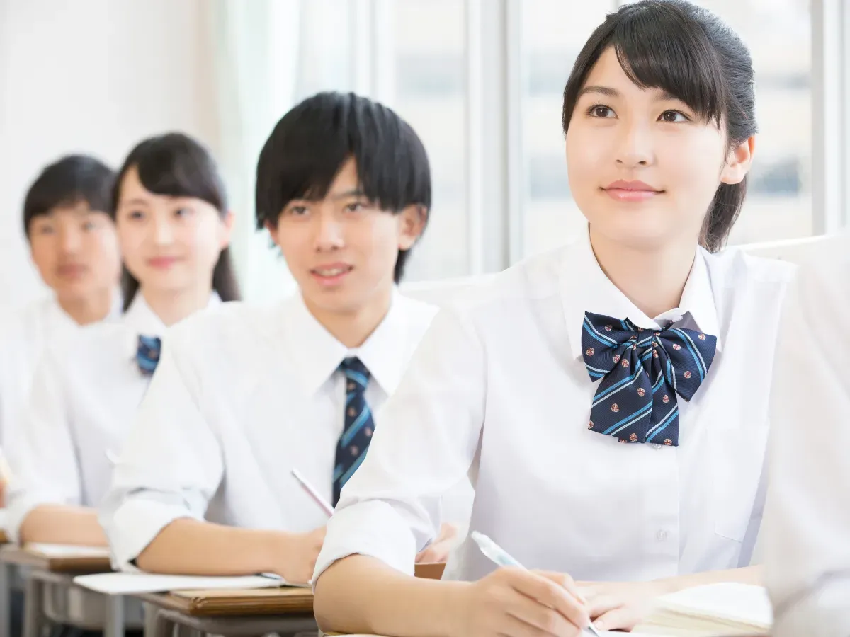 教室で授業を受ける学生