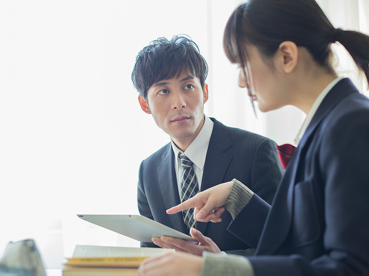 女子生徒と男性講師が話している画像