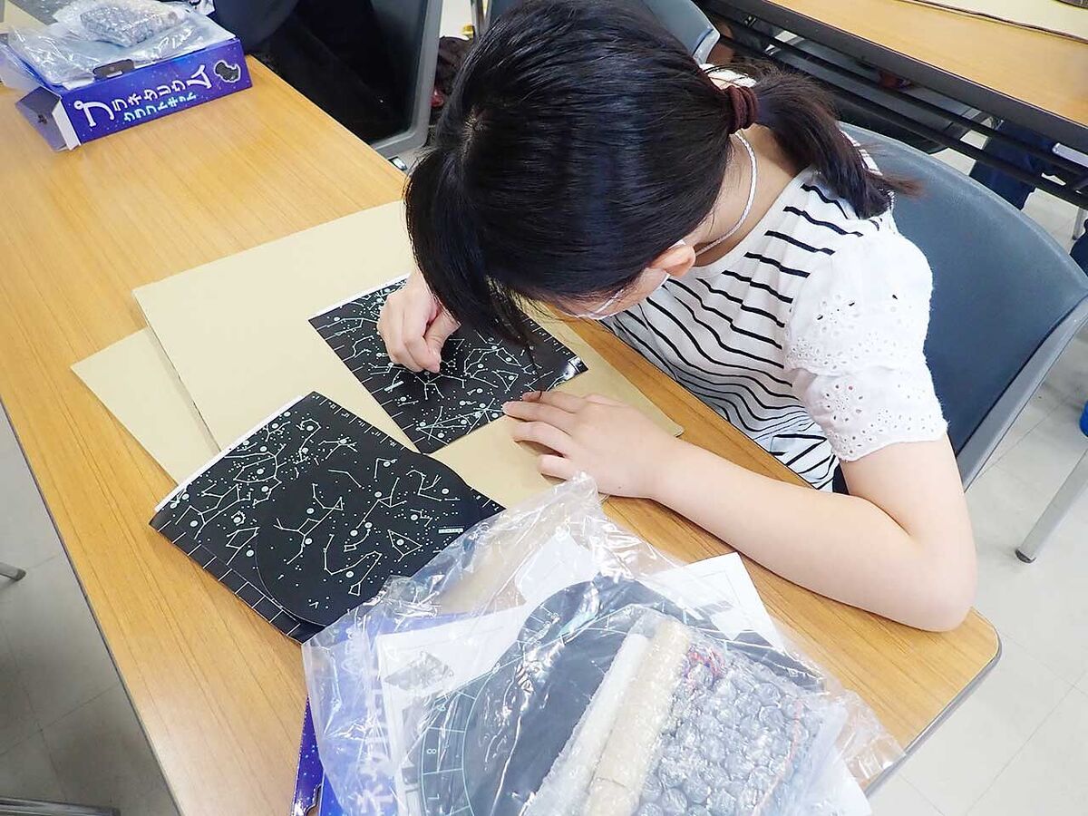 女の子がサイエンスキャンプで体験をしている画像