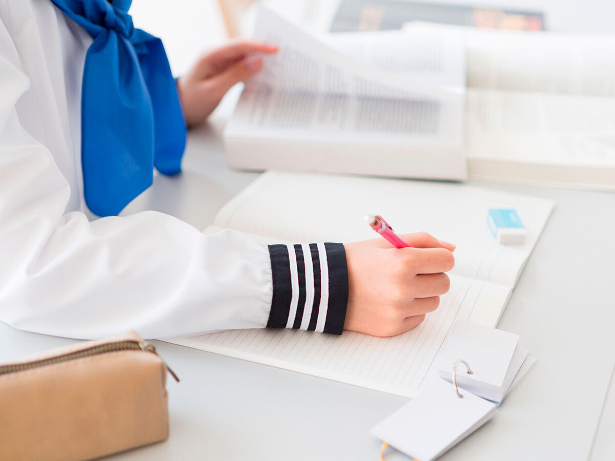 自宅で勉強している学生の画像