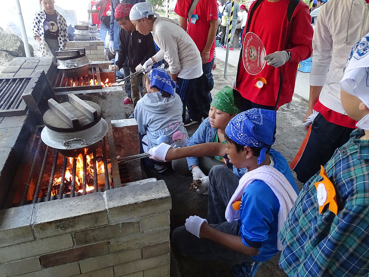 子どもたちが野外炊飯をしている様子