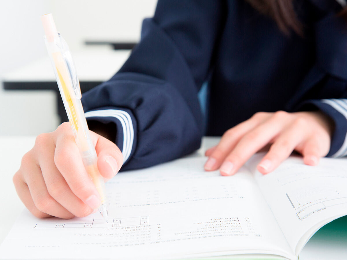 塾で勉強している中学生の画像