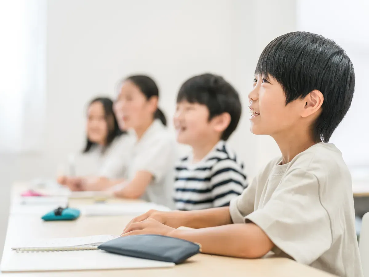 塾・学校で笑顔で授業を受ける小学生の男の子・男女