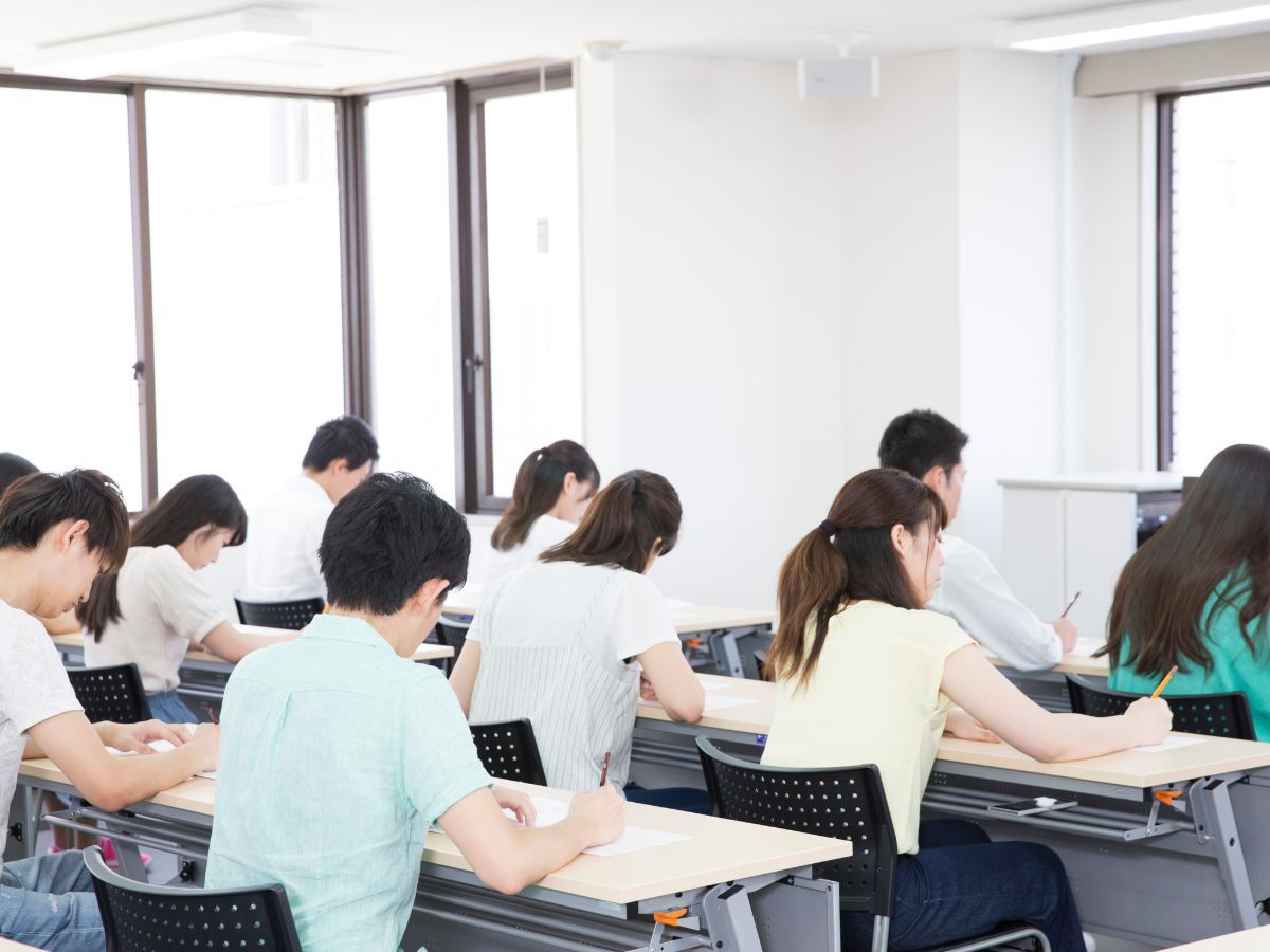 塾で勉強している様子