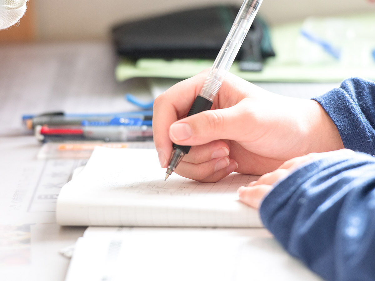 英検対策の勉強をしている中学生の画像