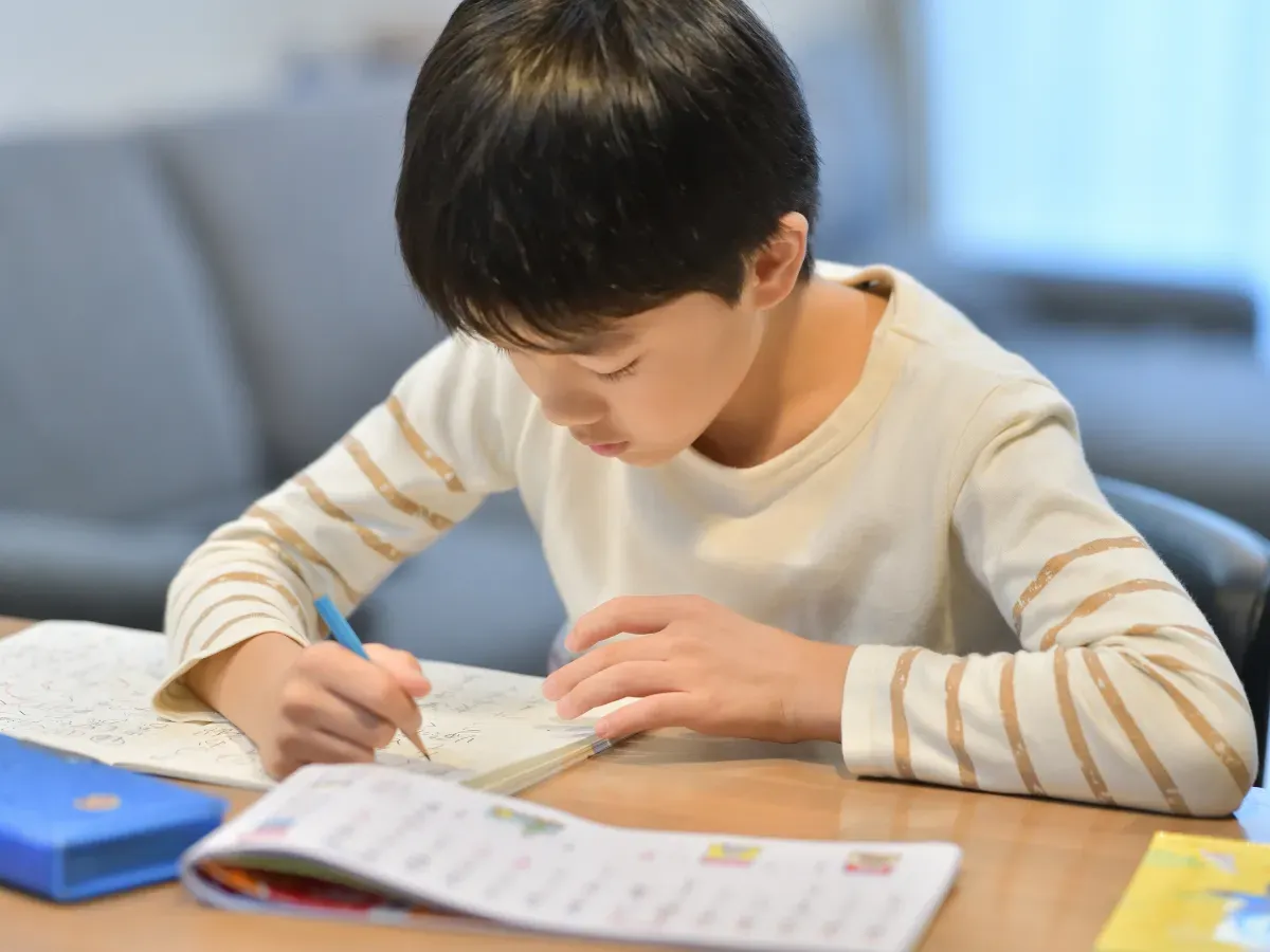 自宅で家庭学習を行う小学生