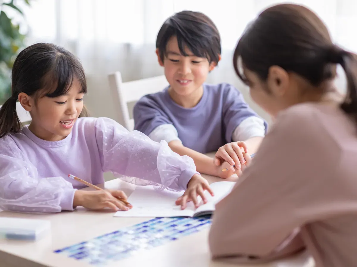 家で勉強する小学生