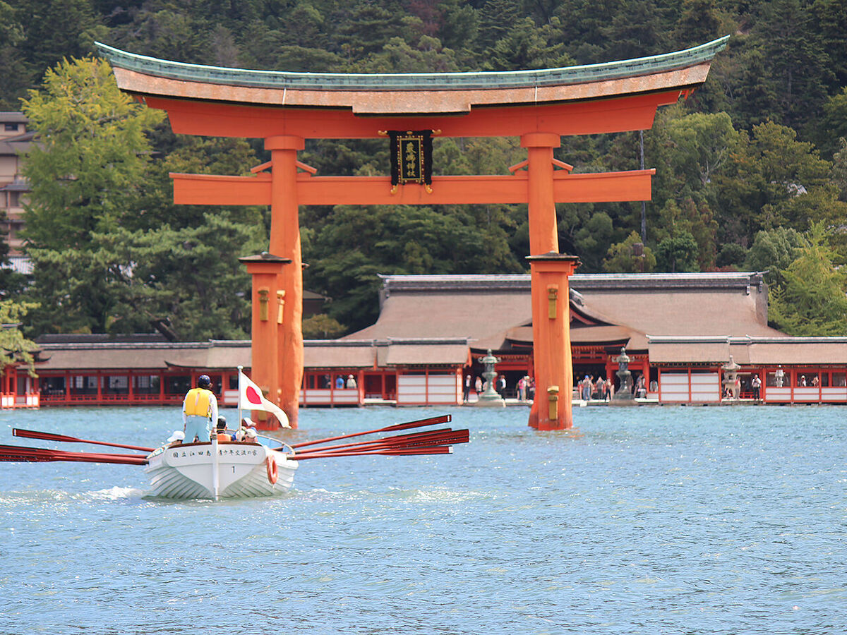 宮島のなかをカッターでくぐる様子