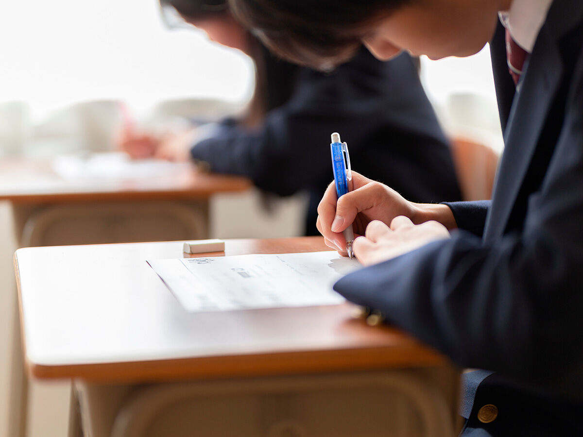 冬期講習を受けている中3生の画像