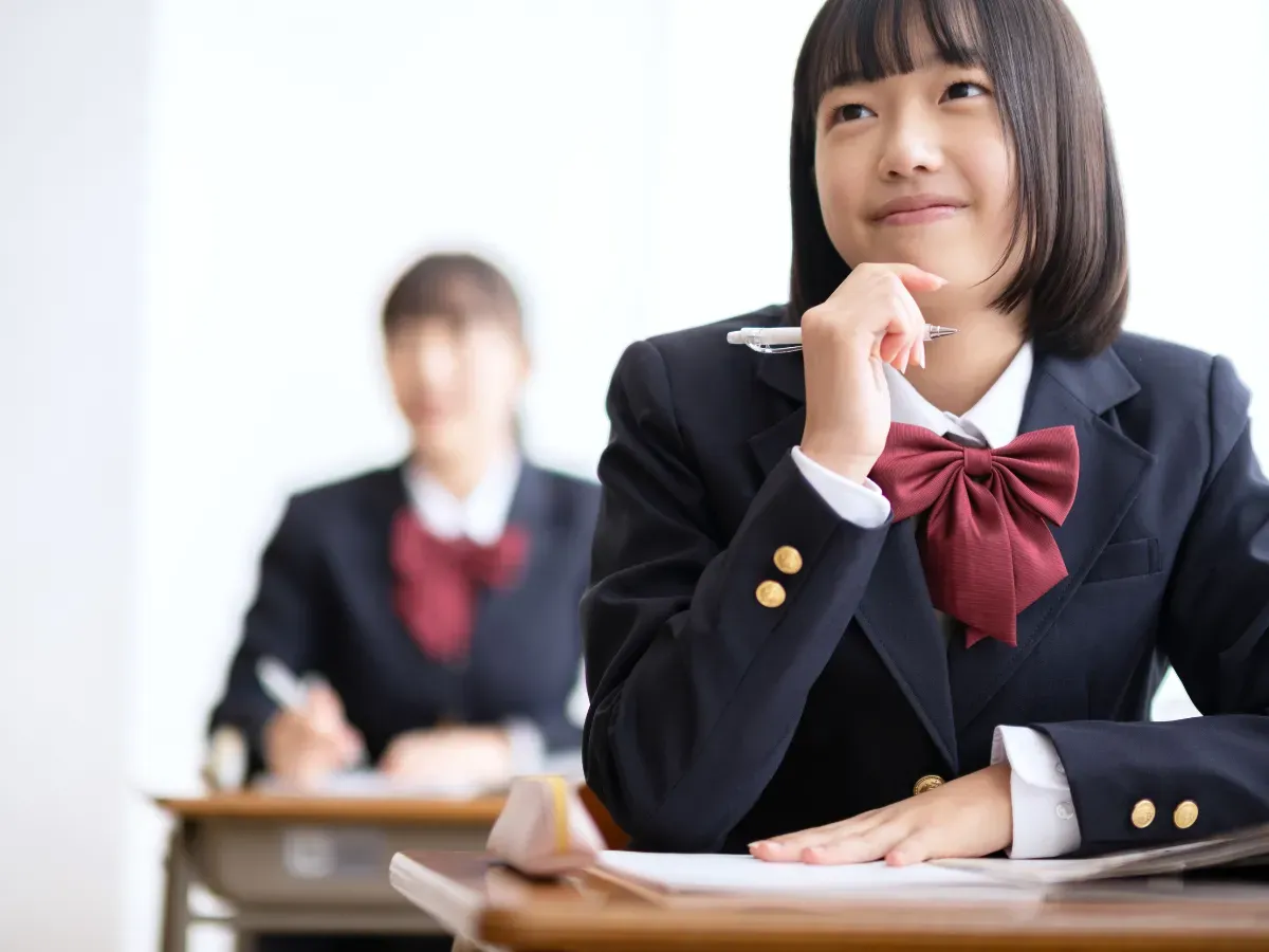 教室で授業を受ける女子学生