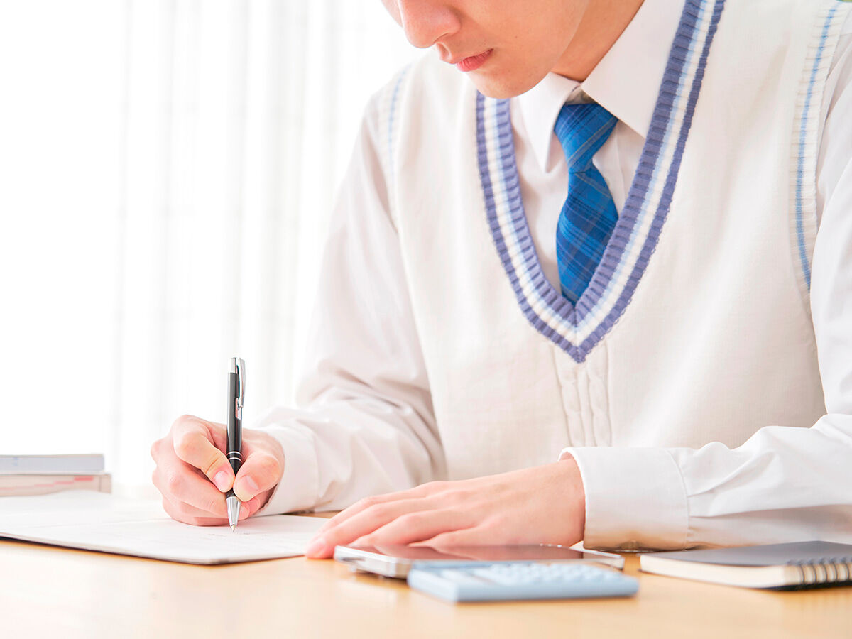 勉強している学生の画像