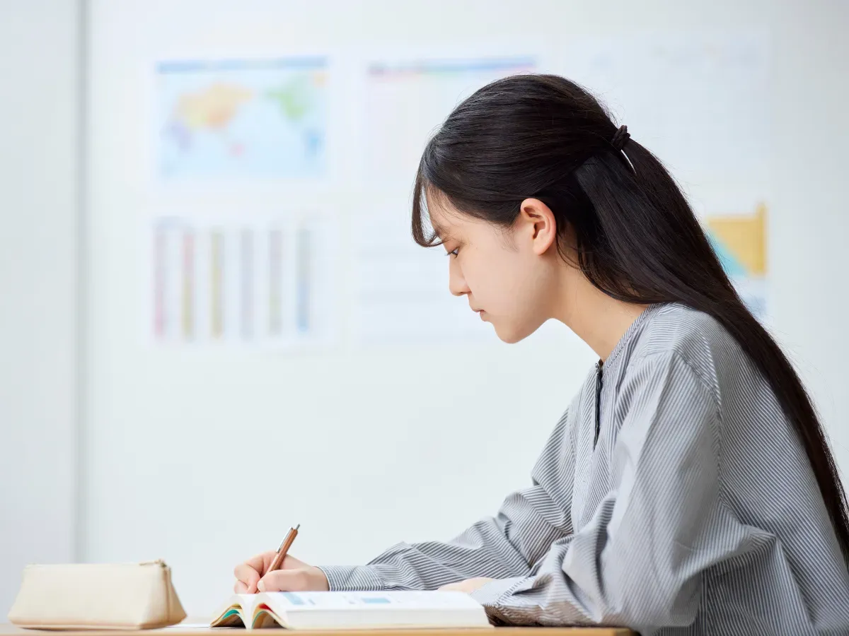 自習室で勉強する学生