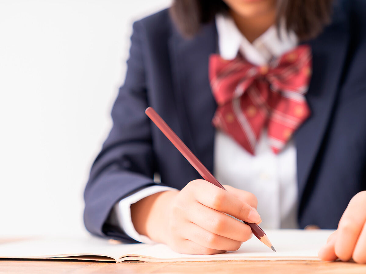 勉強している学生の画像