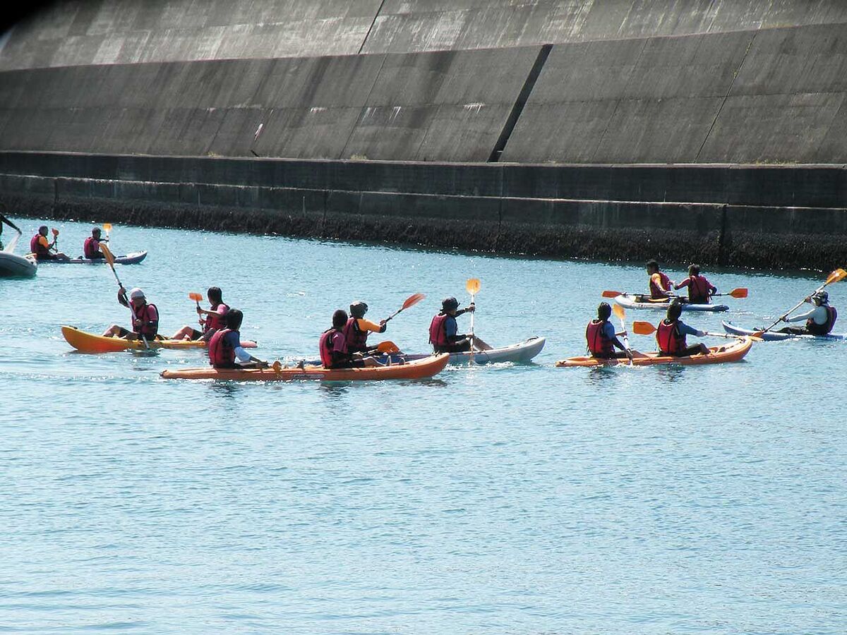 子どもたちがカヤックをしている画像