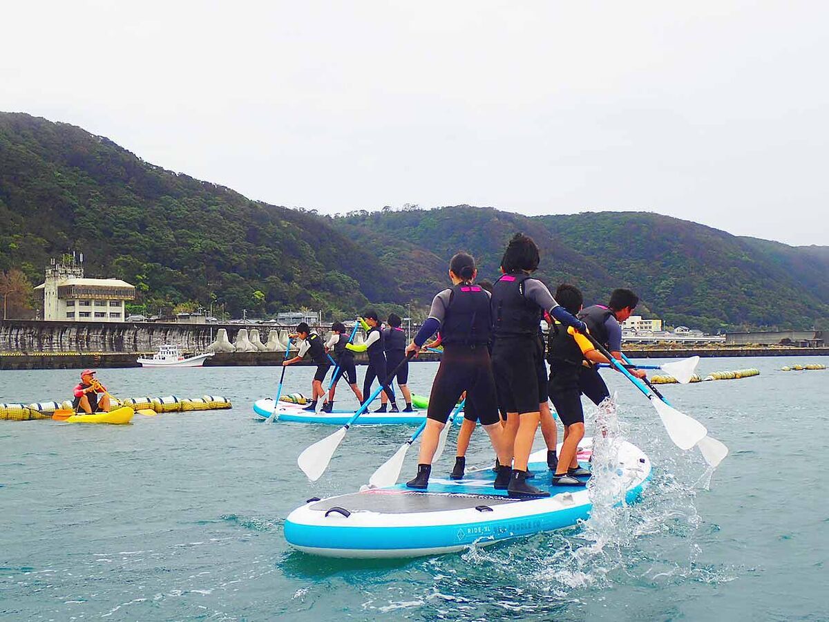 子どもたちがSUP体験をしている画像