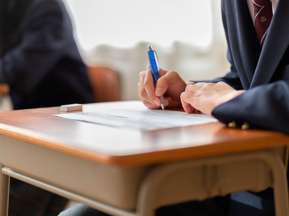 勉強している学生の画像