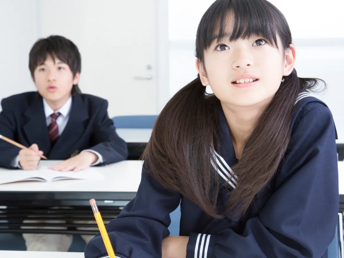 塾で授業を受ける中学生