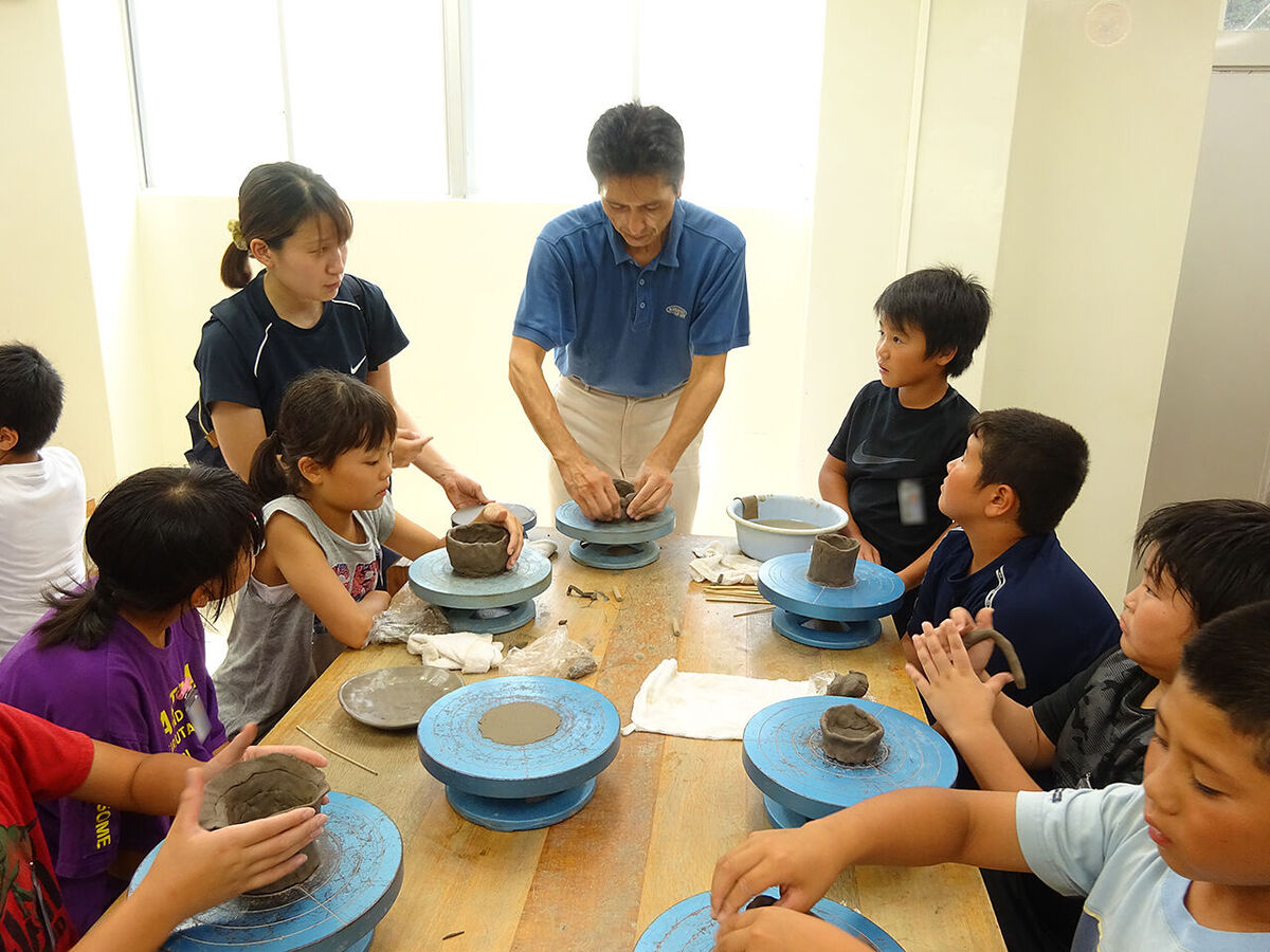 子どもたちが江田島焼きをつくっている様子