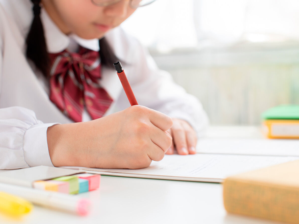 勉強している学生の画像