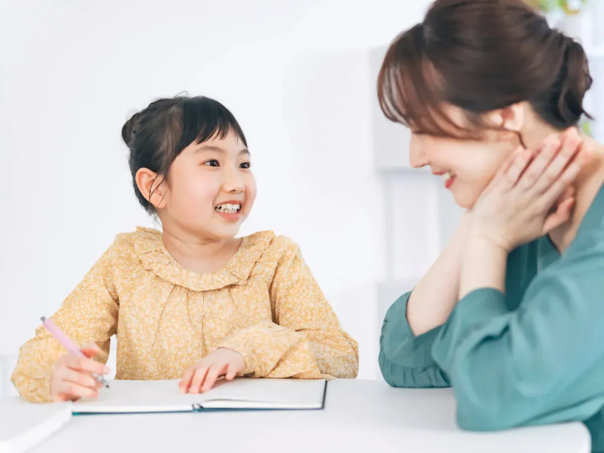 女の子に勉強を教える女性